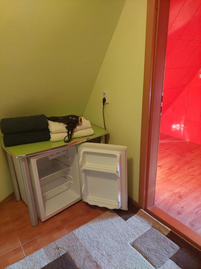 Cabana Cu Teren De Tenis -- Etaj Banita Eksteriør billede